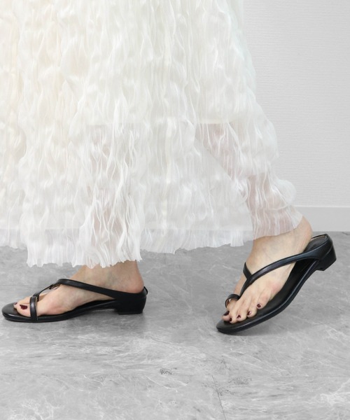 THE CELL.(ザセルドット)の「サムループ ナローストラップサンダル THUMB LOOP NARROW STRAP SANDALS(サンダル・レディース・ブラック・37/35/39)」の7枚目の写真