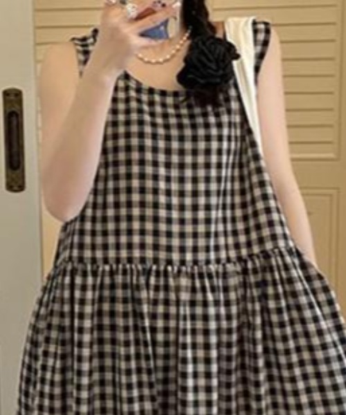 AMAJI(アマジ)の「チェック柄 ノースリーブ ワンピース(ワンピース・レディース・ブラック・LARGE/X-LARGE)」の2枚目の写真
