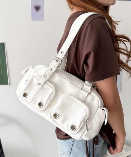 WEGO(ウィゴー)の「WEGO/【26年春夏新作】アイレットデザインボストンバッグ(ボストンバッグ・レディース・ブラック/ホワイト/スミクロ/ブラウン・FREE)」の2枚目の写真