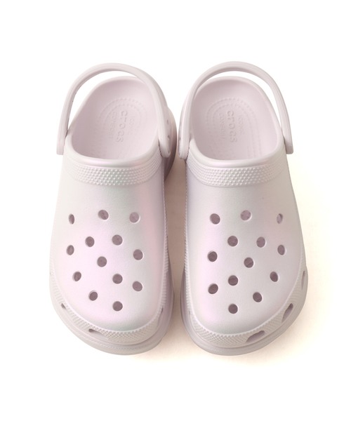 crocs（クロックス）の「crocs Bae Iridescent Clog / クロックス ベイ イリディセント クロッグ（サンダル・レディース・ライトパープル・25.0cm/22.0cm/23.0cm/24.0cm）」の2枚目の写真