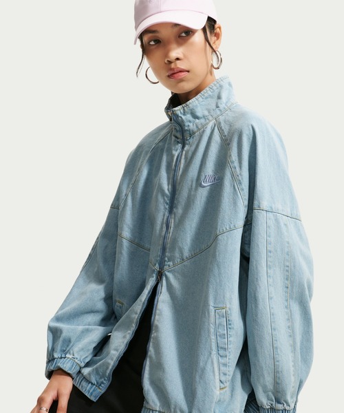 NIKE（ナイキ）の「NIKE AS W NK WR DENIM JKT / ナイキ ウィメンズ WR デニム ジャケット 【SP】（デニムジャケット・レディース・ライトインディゴブルー・S/M/L）」の2枚目の写真