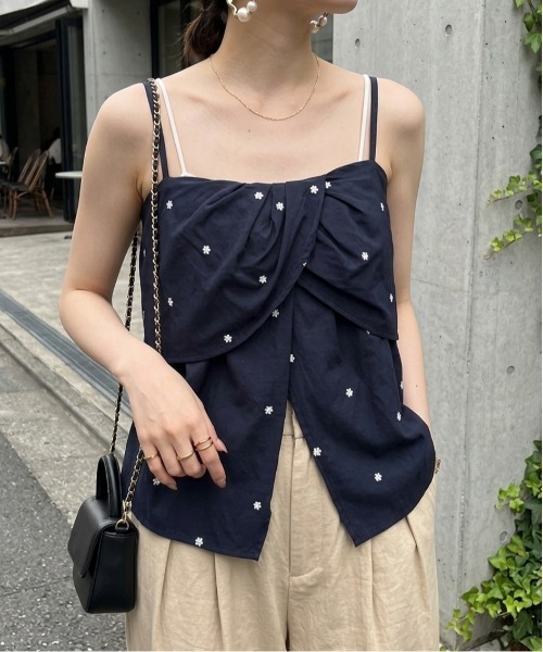 Rejoule(リジュール)の「ショート丈 フラワー刺繍キャミビスチェ(キャミソール・レディース・ネイビー/アイボリー/ライトブルー・FREE)」の2枚目の写真