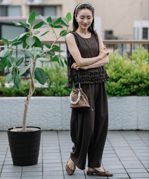 lodie（ロディ）の「【ラグジュアリー セットアップ】フリルトリムプルオーバーとワイドパンツ（セットアップ・レディース・ブラウン/ブラック・FREE）」の4枚目の写真