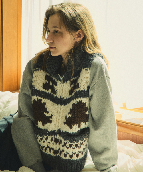 OURNOSTALGIA（アワー ノスタルジア）の「real handmade cowichan knit vest zip-up_Charcoal（ニット/セーター・レディース・チャコール・OS）」の2枚目の写真