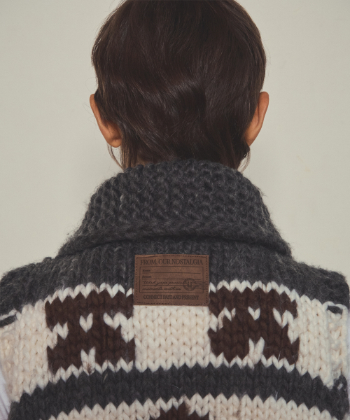 OURNOSTALGIA（アワー ノスタルジア）の「real handmade cowichan knit vest zip-up_Charcoal（ニット/セーター・レディース・チャコール・OS）」の4枚目の写真