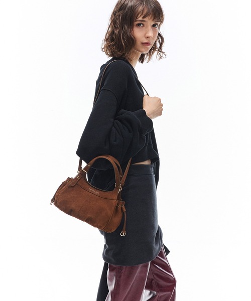 CHARLES & KEITH(チャールズ & キース)の「Lillith ミニリリス ドローストリング トートバッグ(トートバッグ・レディース・ダークブラウン系5・S)」の2枚目の写真