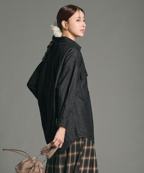 coca(coca)(コカ)の「オーバーサイズデニムシャツ(シャツ/ブラウス・レディース・ブルー/ブラック・L/M/S)」の12枚目の写真