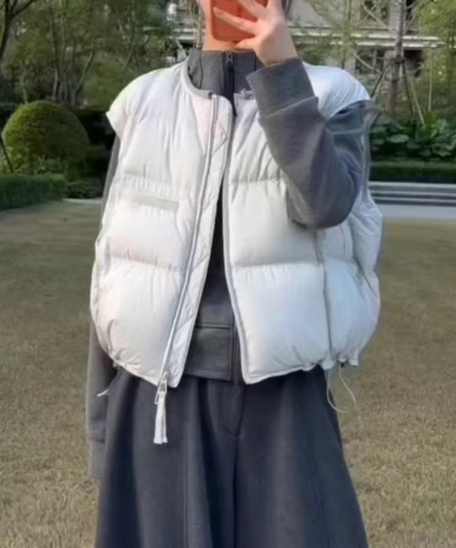 LUCPY（ラクピー）の「ノーカラーライト中綿ジップベスト（ベスト・レディース・ブラック/グレー・SMALL/X-LARGE/LARGE/MEDIUM）」の4枚目の写真
