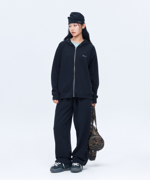 DAUSPICE(ディーオスピス)の「(DUC) ワッフル リラックス ジップアップフーディー&パンツ ブラックセットアップ(パーカー・レディース・ブラック・FREE)」の2枚目の写真