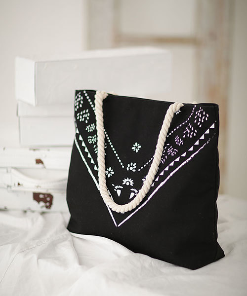 NANO universe(ナノユニバース)の「プリントキャンバストート(ショルダーバッグ・レディース・ブラック/レッド/ネイビー/ナチュラル・FREE)」の2枚目の写真