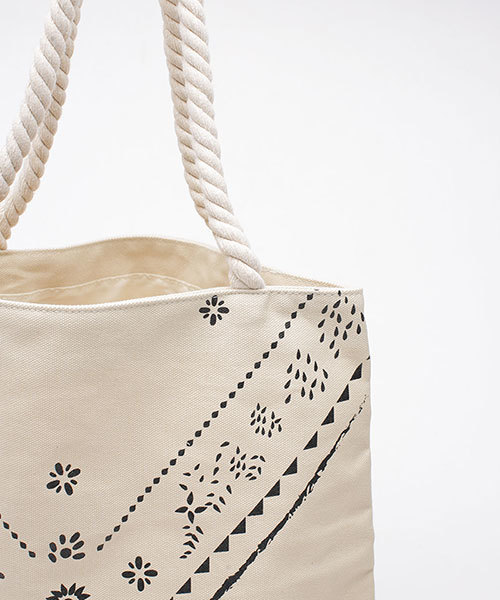 NANO universe(ナノユニバース)の「プリントキャンバストート(ショルダーバッグ・レディース・ブラック/レッド/ネイビー/ナチュラル・FREE)」の18枚目の写真