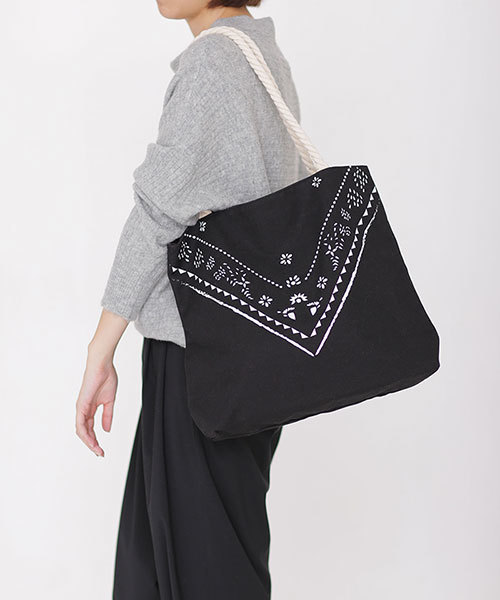 NANO universe(ナノユニバース)の「プリントキャンバストート(ショルダーバッグ・レディース・ブラック/レッド/ネイビー/ナチュラル・FREE)」の12枚目の写真