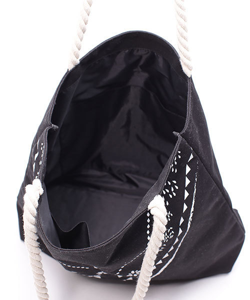 NANO universe(ナノユニバース)の「プリントキャンバストート(ショルダーバッグ・レディース・ブラック/レッド/ネイビー/ナチュラル・FREE)」の9枚目の写真