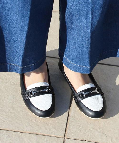 AmiAmi(アミアミ)の「履き心地はふわふわマシュマロ感覚!ビット付ローファーパンプス(パンプス・レディース・グレー/ネイビー/ベージュ系その他/ワイン/ライトブルー/ブラック系その他/ホワイト/ライトグレー/モカ/ブラック/ベージュ/ブラック系その他3/ブラック系その他2/アイボリー/キャメル・22.5cm/23.5cm/24cm/23cm/25cm/24.5cm)」の4枚目の写真