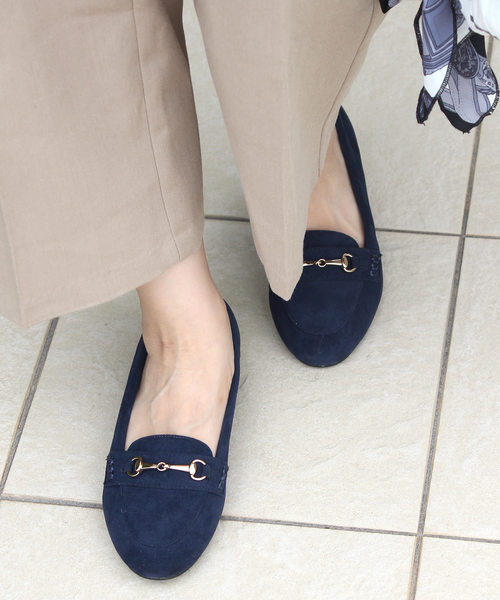 AmiAmi(アミアミ)の「履き心地はふわふわマシュマロ感覚!ビット付ローファーパンプス(パンプス・レディース・グレー/ネイビー/ベージュ系その他/ワイン/ライトブルー/ブラック系その他/ホワイト/ライトグレー/モカ/ブラック/ベージュ/ブラック系その他3/ブラック系その他2/アイボリー/キャメル・22.5cm/23.5cm/24cm/23cm/25cm/24.5cm)」の13枚目の写真