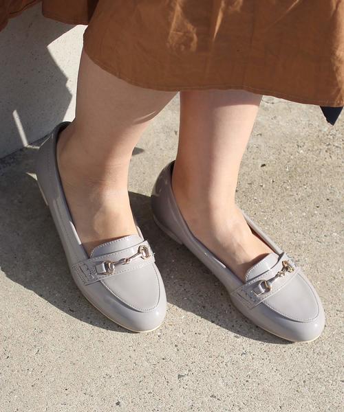 AmiAmi(アミアミ)の「履き心地はふわふわマシュマロ感覚!ビット付ローファーパンプス(パンプス・レディース・グレー/ネイビー/ベージュ系その他/ワイン/ライトブルー/ブラック系その他/ホワイト/ライトグレー/モカ/ブラック/ベージュ/ブラック系その他3/ブラック系その他2/アイボリー/キャメル・22.5cm/23.5cm/24cm/23cm/25cm/24.5cm)」の8枚目の写真