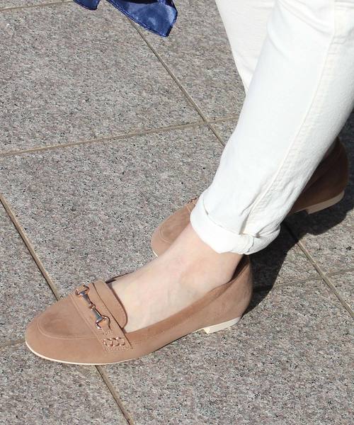 AmiAmi(アミアミ)の「履き心地はふわふわマシュマロ感覚!ビット付ローファーパンプス(パンプス・レディース・グレー/ネイビー/ベージュ系その他/ワイン/ライトブルー/ブラック系その他/ホワイト/ライトグレー/モカ/ブラック/ベージュ/ブラック系その他3/ブラック系その他2/アイボリー/キャメル・22.5cm/23.5cm/24cm/23cm/25cm/24.5cm)」の9枚目の写真