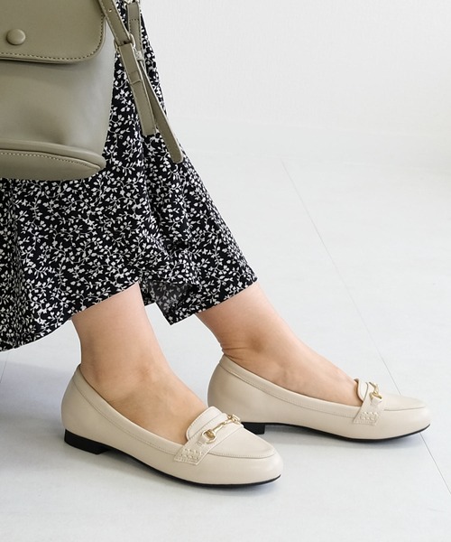 AmiAmi(アミアミ)の「履き心地はふわふわマシュマロ感覚!ビット付ローファーパンプス(パンプス・レディース・グレー/ネイビー/ベージュ系その他/ワイン/ライトブルー/ブラック系その他/ホワイト/ライトグレー/モカ/ブラック/ベージュ/ブラック系その他3/ブラック系その他2/アイボリー/キャメル・22.5cm/23.5cm/24cm/23cm/25cm/24.5cm)」の2枚目の写真