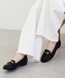 AmiAmi（アミアミ）の「履き心地はふわふわマシュマロ感覚！ビット付ローファーパンプス（パンプス・レディース）」