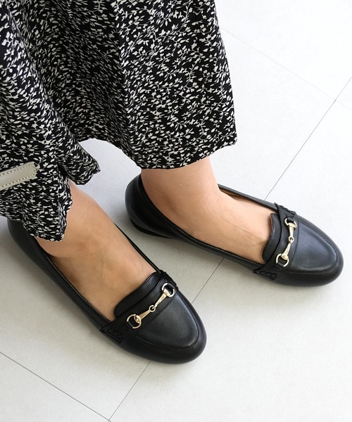 AmiAmi(アミアミ)の「履き心地はふわふわマシュマロ感覚!ビット付ローファーパンプス(パンプス・レディース・グレー/ネイビー/ベージュ系その他/ワイン/ライトブルー/ブラック系その他/ホワイト/ライトグレー/モカ/ブラック/ベージュ/ブラック系その他3/ブラック系その他2/アイボリー/キャメル・22.5cm/23.5cm/24cm/23cm/25cm/24.5cm)」の20枚目の写真