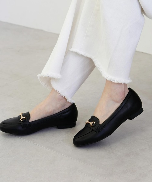 AmiAmi(アミアミ)の「履き心地はふわふわマシュマロ感覚!ビット付ローファーパンプス(パンプス・レディース・グレー/ネイビー/ベージュ系その他/ワイン/ライトブルー/ブラック系その他/ホワイト/ライトグレー/モカ/ブラック/ベージュ/ブラック系その他3/ブラック系その他2/アイボリー/キャメル・22.5cm/23.5cm/24cm/23cm/25cm/24.5cm)」の18枚目の写真