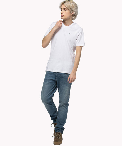 tommy jeans(トミー ジーンズ)の「ベーシックVネックTシャツ(Tシャツ/カットソー・メンズ・ホワイト/ブラック/ネイビー/グレー・SMALL/MEDIUM/LARGE/X-LARGE)」の5枚目の写真