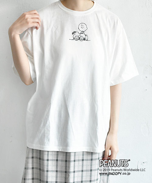 PEANUTS（ピーナッツ）の「スヌーピープリントゆるTシャツ（Tシャツ/カットソー・レディース・ブラック/ベージュ/オフホワイト・FREE）」の20枚目の写真