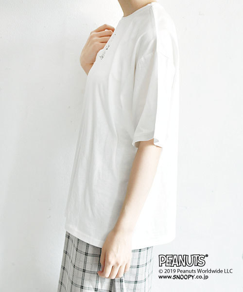 PEANUTS（ピーナッツ）の「スヌーピープリントゆるTシャツ（Tシャツ/カットソー・レディース・ブラック/ベージュ/オフホワイト・FREE）」の15枚目の写真