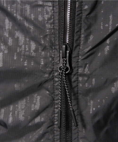 NIKE(ナイキ)の「ナイキ ハイブリッド マトリックス オールオーバー プリント NIKE HYBRID JACKET-AOP MTX 614364(ナイロンジャケット・メンズ・ライトグリーン/ネイビー/ブラック・X-LARGE/MEDIUM/LARGE/SMALL)」の4枚目の写真
