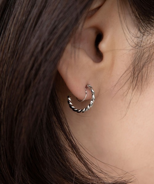 colleca la(コレカラ)の「ノンホール・ツイストフープイヤリング(イヤリング・レディース・シルバー/ゴールド・FREE)」の5枚目の写真