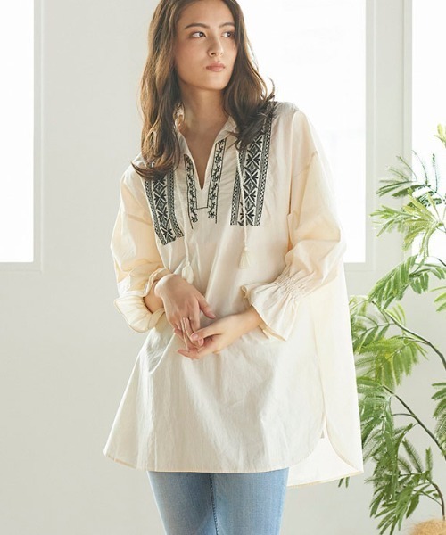 LIPSTAR（リップスター）の「ラウンドヘム刺繍ブラウス（シャツ/ブラウス・レディース・オレンジ/ベージュ/ブラック・M）」の2枚目の写真