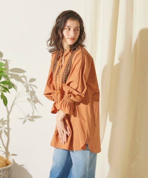 LIPSTAR（リップスター）の「ラウンドヘム刺繍ブラウス（シャツ/ブラウス・レディース・オレンジ/ベージュ/ブラック・M）」の9枚目の写真