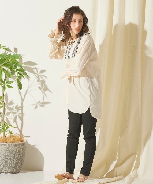 LIPSTAR（リップスター）の「ラウンドヘム刺繍ブラウス（シャツ/ブラウス・レディース・オレンジ/ベージュ/ブラック・M）」の13枚目の写真