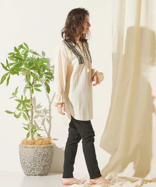 LIPSTAR（リップスター）の「ラウンドヘム刺繍ブラウス（シャツ/ブラウス・レディース・オレンジ/ベージュ/ブラック・M）」の11枚目の写真