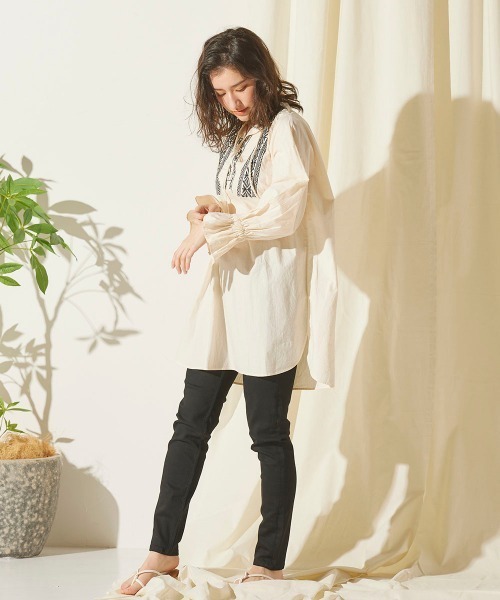 LIPSTAR（リップスター）の「ラウンドヘム刺繍ブラウス（シャツ/ブラウス・レディース・オレンジ/ベージュ/ブラック・M）」の5枚目の写真