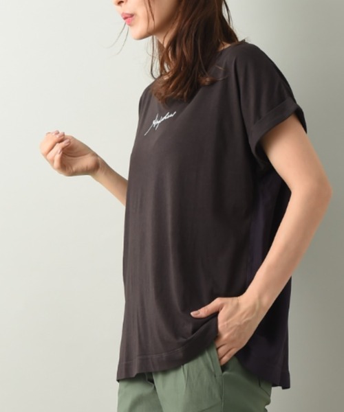 INTERPLANET（インタープラネット）の「ロゴプリントＢＡＣＫ異素材切替ドルマンプルオーバー（Tシャツ/カットソー・レディース・チャコールグレー/オフホワイト/グレイッシュブルー・FREE）」の7枚目の写真