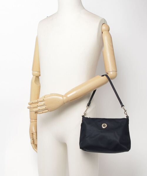 TOMMY HILFIGER（トミーヒルフィガー）の「モノグラムロゴハンドバッグ（ハンドバッグ・レディース・ネイビー・FREE）」の2枚目の写真