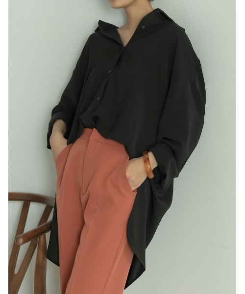 Re:EDIT(リエディ)の「マットサテンオーバーサイズシャツ(シャツ/ブラウス・レディース・ブラック/グレイッシュベージュ/パープル・LARGE/MEDIUM)」の2枚目の写真