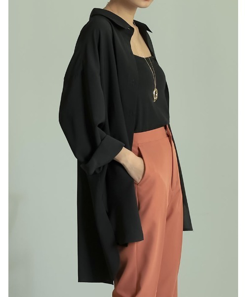 Re:EDIT(リエディ)の「マットサテンオーバーサイズシャツ(シャツ/ブラウス・レディース・ブラック/グレイッシュベージュ/パープル・LARGE/MEDIUM)」の5枚目の写真