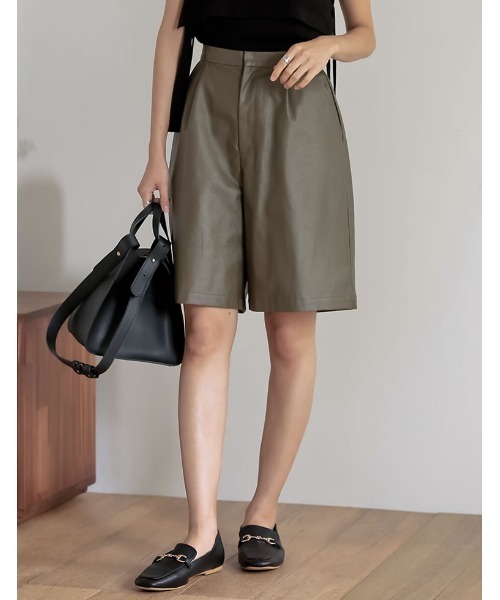 Re:EDIT（リエディ）の「エコレザーショートパンツ（その他パンツ・レディース・アイボリー/ブラック/ブラウン/カーキ・LARGE/SHORT/MEDIUM）」の4枚目の写真