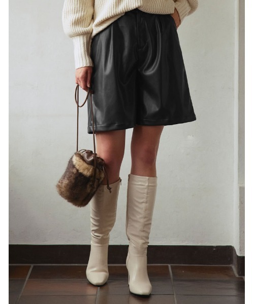 Re:EDIT（リエディ）の「エコレザーショートパンツ（その他パンツ・レディース・アイボリー/ブラック/ブラウン/カーキ・LARGE/SHORT/MEDIUM）」の2枚目の写真