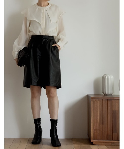 Re:EDIT（リエディ）の「エコレザーショートパンツ（その他パンツ・レディース・アイボリー/ブラック/ブラウン/カーキ・LARGE/SHORT/MEDIUM）」の8枚目の写真