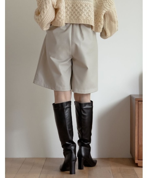 Re:EDIT（リエディ）の「エコレザーショートパンツ（その他パンツ・レディース・アイボリー/ブラック/ブラウン/カーキ・LARGE/SHORT/MEDIUM）」の11枚目の写真