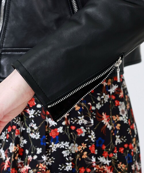 LOVELESS（ラブレス）の「ブラックレザーノーカラーライダース（ライダースジャケット・レディース・ブラック・38/36/34）」の6枚目の写真