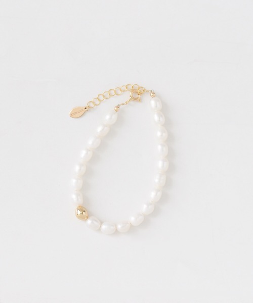 JUICY ROCK（ジューシーロック）の「K14gold-filled 淡水パール＆ビーンズブレスレット（ブレスレット・レディース・ゴールド・ONE SIZE）」の2枚目の写真