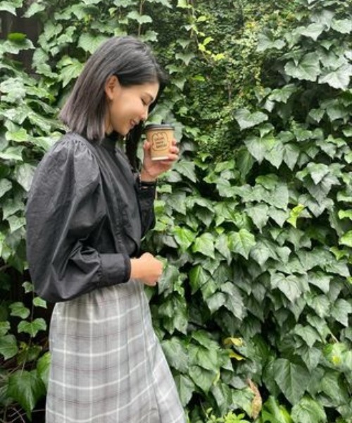 toucher du brise（トゥシェドブリーズ）の「【お出掛けやフォーマルにも】ボリュームリーブ長袖コットンブラウス（シャツ/ブラウス・レディース・ブラック/オフホワイト・M）」の19枚目の写真