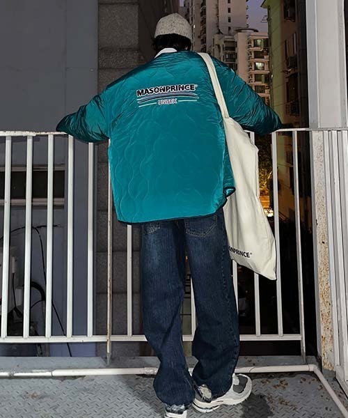MASONPRINCE(メイソンプリンス)の「【MASONPRINCE】Oversized quilted back logo nylon jacket MF4017(ダウンジャケット/コート・メンズ・グリーン/ブラック/アイボリー/ライトブルー・S/L/M)」の12枚目の写真