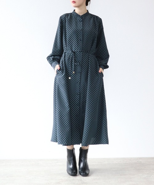 TITE IN THE STORE(ティテ インザ ストア)の「レトロ小紋シャツワンピース(シャツワンピース・レディース・ベージュ/ネイビー/ブラウン・38)」の3枚目の写真