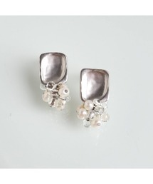 tone（トーン）の「【Lila】スクエアプレートに淡水パール＆ガラスビーズが揺れるイヤリング(MA)（イヤリング・レディース）」