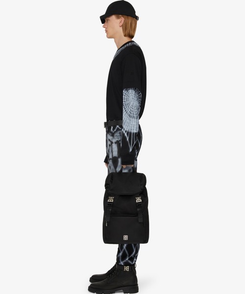 GIVENCHY（ジバンシイ）の「タグエフェクト エンボス加工チェーンネック スリムTシャツ（Tシャツ/カットソー・メンズ・ブラック・S/M/L）」の2枚目の写真